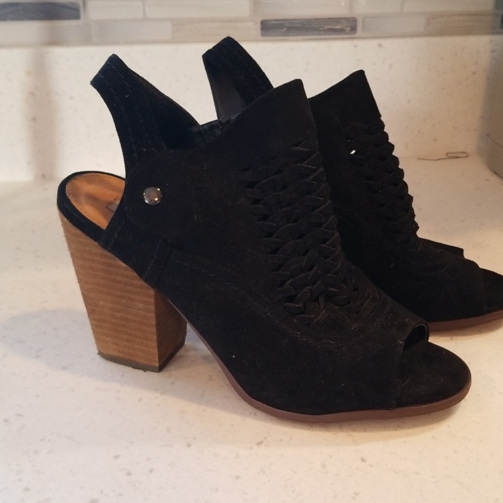 Black velvety wedge heals